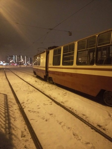 Трамвай 55 сошел с рельсов на ул. Шаврова у въезда в парк. Трамваи стоят в обе стороны.