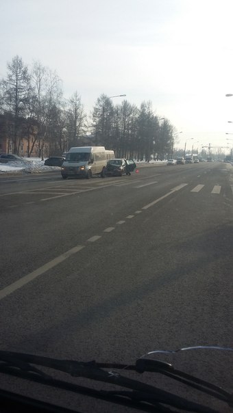 Легковушка догнала мини автобус перед пешеходным переходом на Партизана Германа 30.