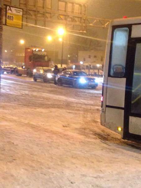 На Витебском проспекте, напротив метро, в сторону области