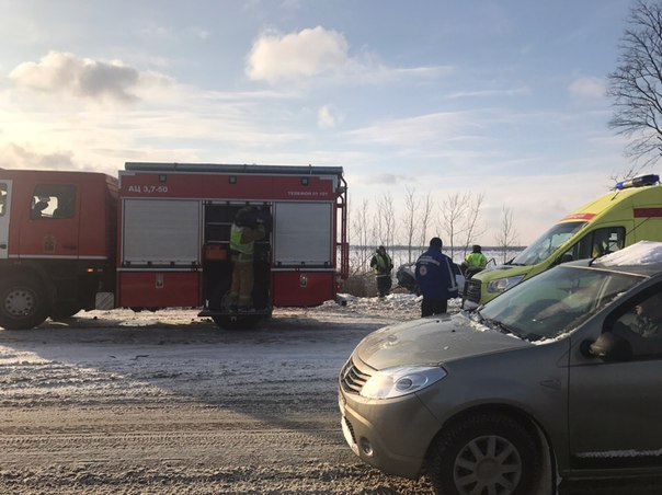 На Московском шоссе у поворота на Славянку Пикап и Фура в кювете