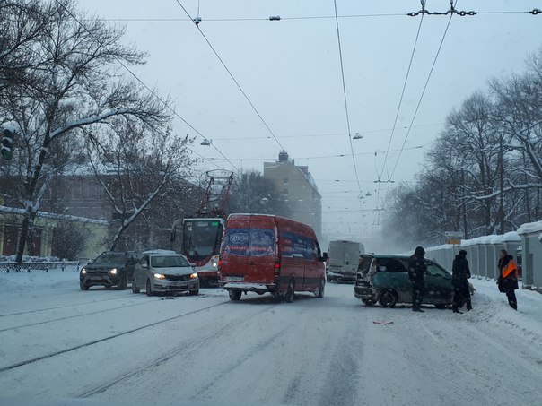 Малыш заехал в сугроб на перекрестке и Загородного и Рузовской