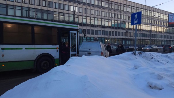 На Кантемировской улице, при выезде со двора, водитель пикапа не заметил 185 автобус