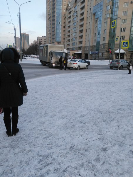 Перекресток проспекта Ветеранов ул. Лени Голикова, пробки быть. 3 полосы заняли.