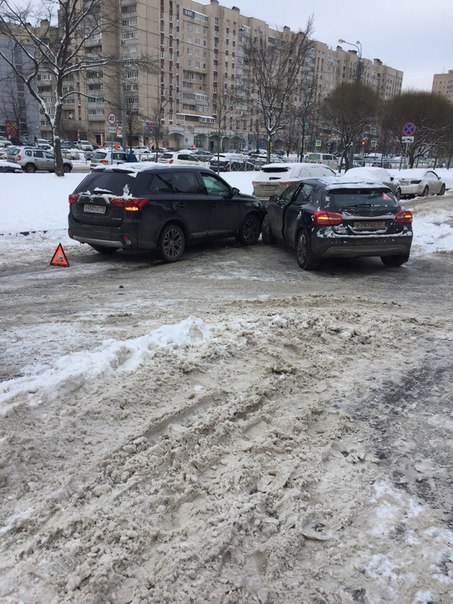 В кармане по Энгельса перед пр. Луначарского встретились Mercedes и Митсубиси. Проезда нет