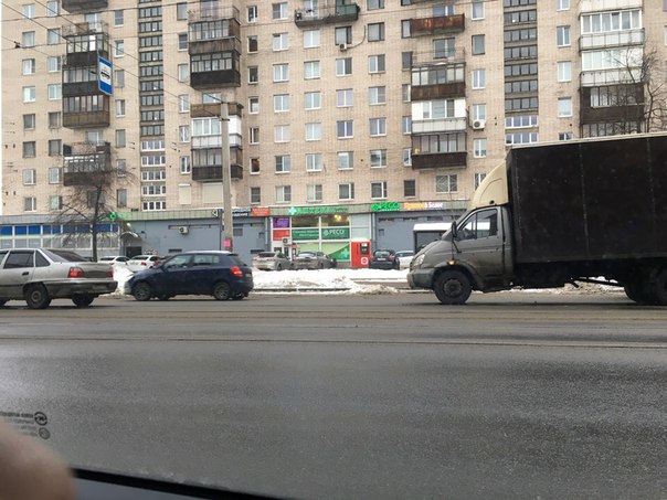 Перед перекрёстком Говорова и Васи Алексеева на трамвайных путях Дэу и ГАЗель слегка стукнулись, вид...