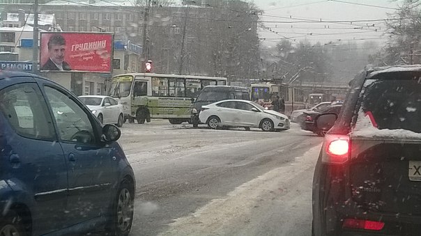 Перекресток Сердобольской и Студенческой. Газель против соляриса. Трамваи стоят.