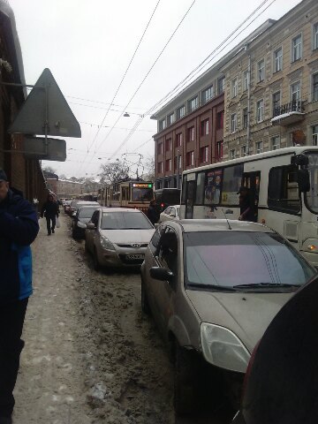 Около Детской областной больницы на улице Комсомола в 32 маршрутку въехал автомобиль. Авария на трам...