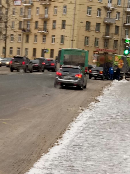 Авария на Новочеркасском пр. Пока никому не мешают