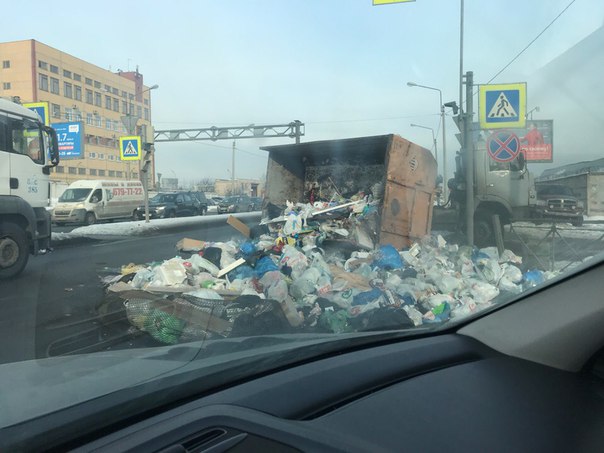 Рай для бомжей на Митрофаньевском шоссе , при повороте с Благодатной упал ПУХТо с мусором