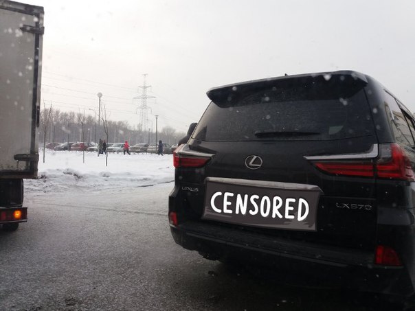 Рядом с ТРК "Жемчужная Плаза" авария. Столкнулись грузовик и lexus. Проезду мешают.