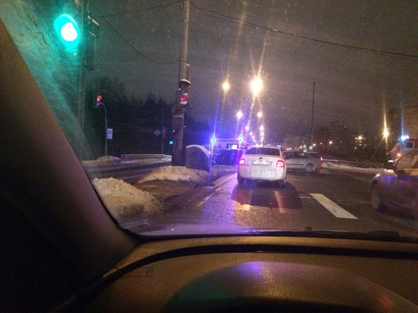 Сразу 2 аварии при выезде из Сестрорецка, по Приморскому шоссе. Много машин скорой помощи и реанимац...