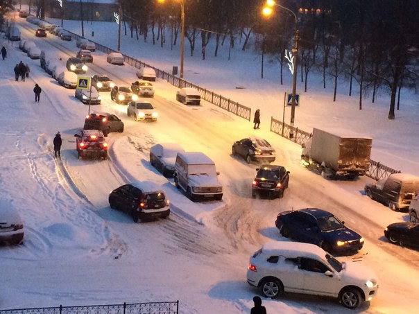 В Колпино на Бр Радченко авария из двух машин. Водители решили что им можно ездить по тротуару, так...
