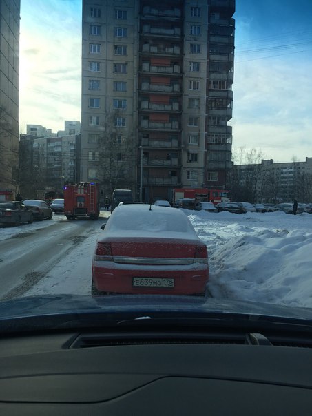 Ленская 3 корп 2. Горит квартира на 3 этаже. Пожарные на месте.