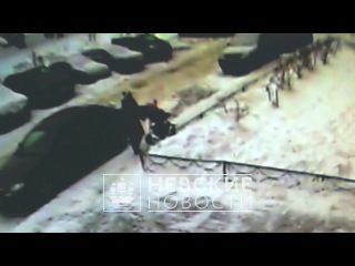 Падение глыбы льда на петербурженку с коляской попало на видео