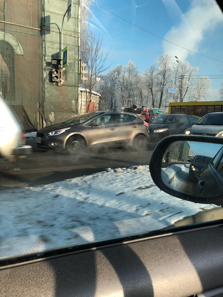 Двое решили позагорать под февральским солнышком на Арсенальной набережной. Плотно в сторону Литейно...