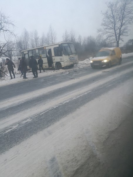 Московское шоссе. Рядом с ленсоветовской дорогой. Маршрутка 292 решила дать угла