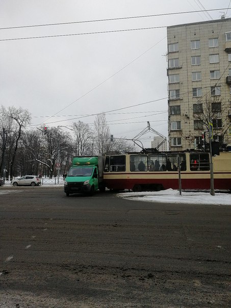 На углу Новочеркасского проспекта и Перевозного переулка приуныли трамвай и газелька. Газелист хотел...