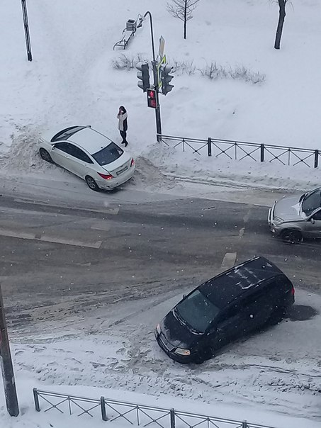 Догонялки на Планерной 41/2. VW выталкнул Хэндай.