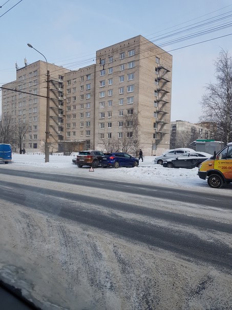 ДТП на Пражской 20. Двое не поделили въезд во двор.