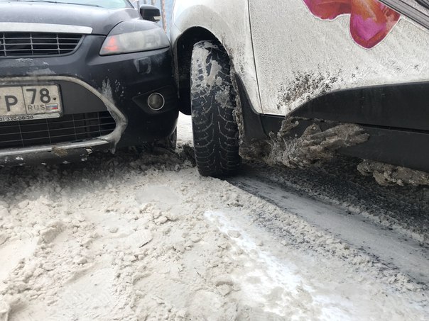 В Мурино на углу Веселой и Кооперативной - не веселое ДТП. Проезда нет. Ждём ГАИ