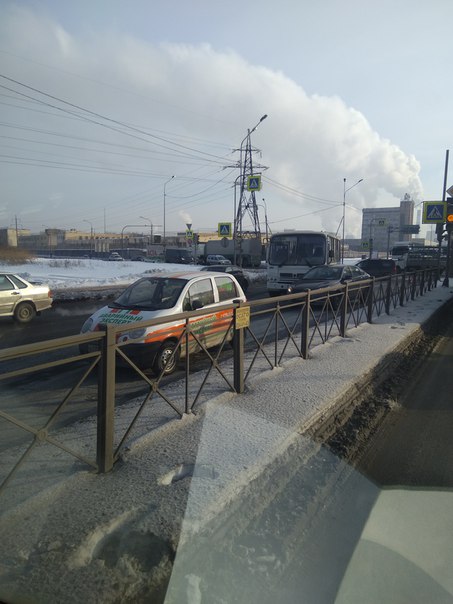 Маршрутка въехала в бок Ладе. Угол Софийской и Грузового проезда.