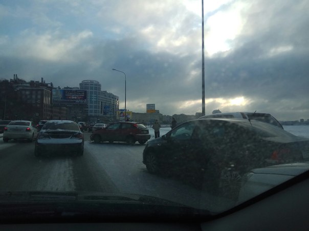 4 машины столкнулись на Свердловской набережной , перед Пискаревским проспектом