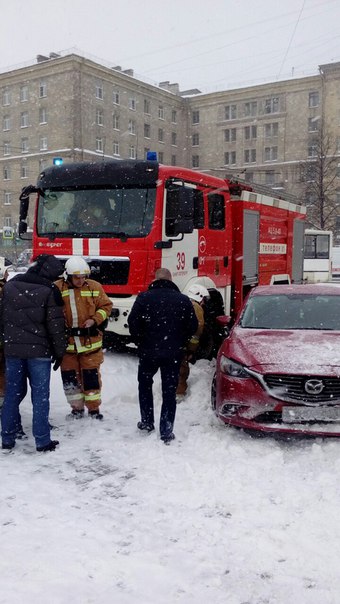 На Московском проспекте Mazda 6 не пропустила пожарную машину со спецсигналом