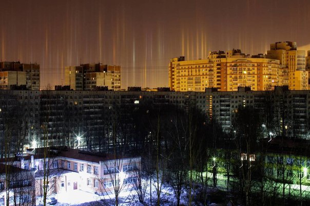 Сегодня ночью в Петербурге можно было наблюдать очень необычное явление — «световые столбы».