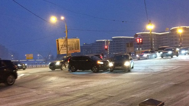 На Большой Зелениной улице ДТП прямо перед мостом на перекрестке.