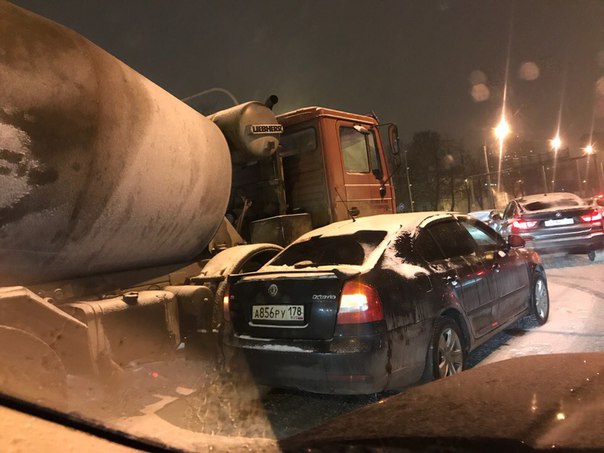 Авария на Пискаревке, напротив церкви, Результат погоды нелетной погоди или недоделали дорогу?!