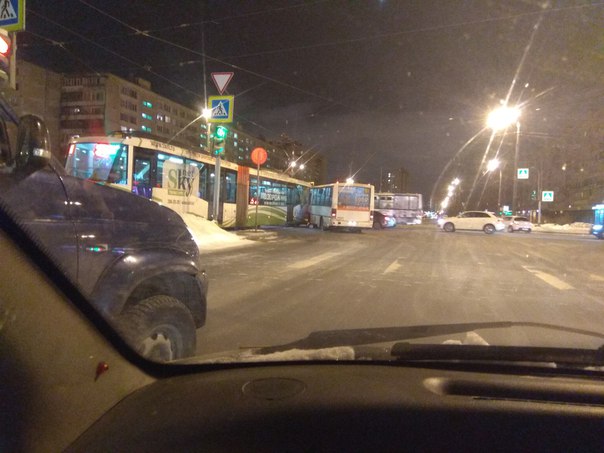 Трамвай, направлявшийся по Димитрова к Купчинской, задел маршрутку, поворачивавшую налево на Будапеш...