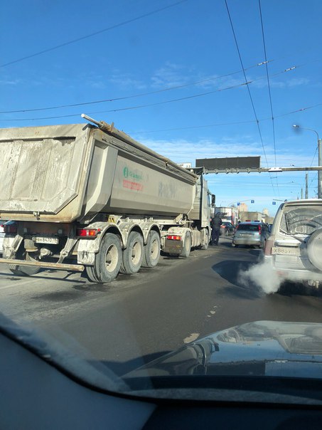 На Пискаревском перед Маршала Блюхера случилось ДТП, заняли средний ряд, но проезжабельно. ДПС на ме...