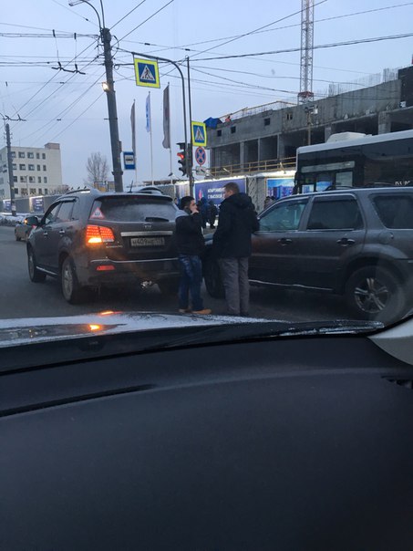 На перекрестке Салова и Бухарестской в сторону Волковской. Ford и Киа полюбили друг друга, а водител...