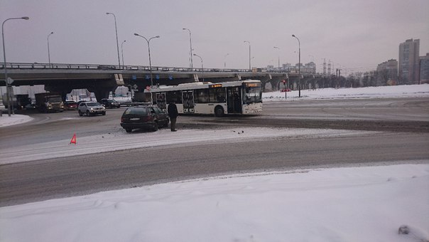 Под Дунайским путепроводом Пассат попал под автобус