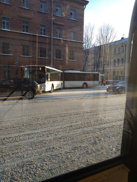 На Суворовском проспекте раскрутило автобус