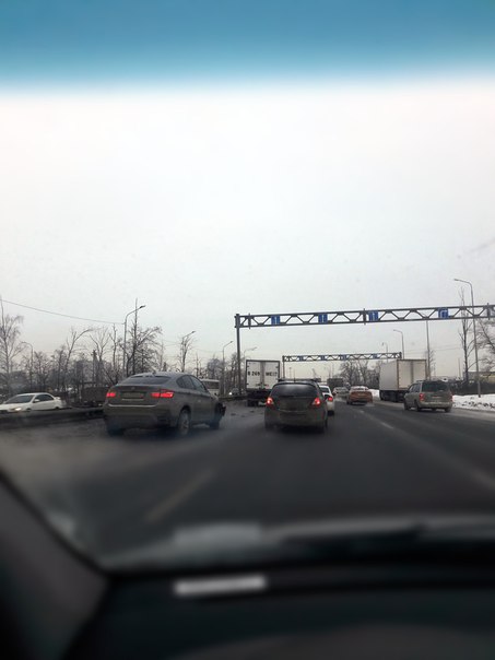 На Московском шоссе, в направлении СПб, рядом с азс Лукойл, в левой полосе столкнулись БМВ Х6 и Газ...