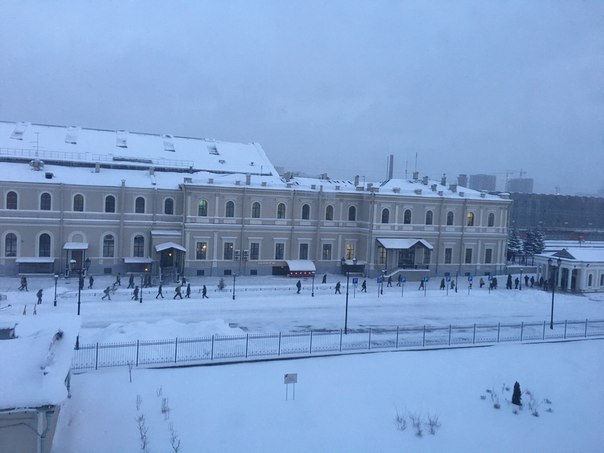 На Балтийском вокзале эвакуируют людей с вокзала на платформу. Нашли сумку ,