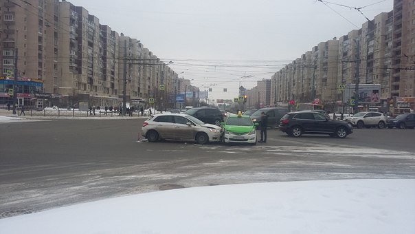 На пересечении пр. Большевиков и ул. Коллонтай ДТП с автомобилем такси, где-то в 14:35 сегодня. ГАИ ...
