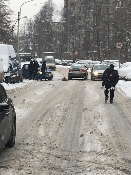 Опять авария на ул. Стойкости 19. Не разъехались. Служб нет.