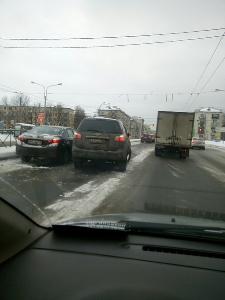 Toyota и Chevrolet забодались на Заневском проспекте перед пр. Шаумяна,левый ряд занят