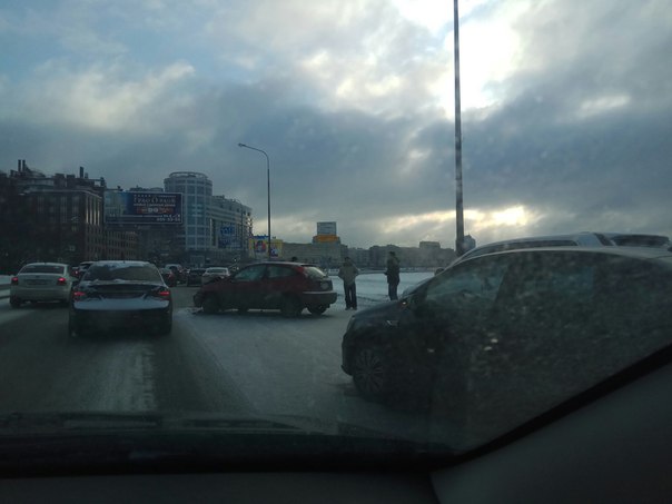 4 машины столкнулись на Свердловской набережной , перед Пискаревским проспектом