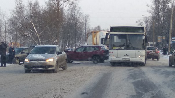 В посёлке Горелово, вроде девушка на БМВ вылетела на встречку.