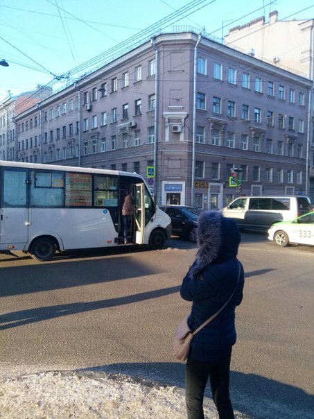 Маршрутка помяла дверь Мерседесу на перекрестке 8-ой Советской и Суворовского проспекта, проезду меш...