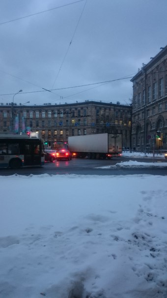 Целовашки на Светлановской. Кусочек от Муринского к Светлановской пр. Большая машинка обидела малыша...