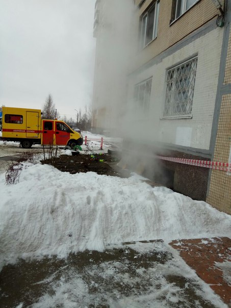 На углу Шлиссельбургского 47/1 льет кипяток, спасайте машины!