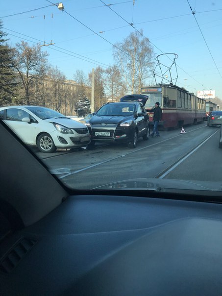 На проспекте Энгельса 21 девушка не увидела, что по рельсам едет дядя на Куге