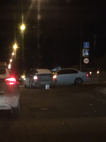 Сломанный светофор на перекрестке Гороховой и Фонтанки стал причиной знакомства водителей БМВ и Мер...