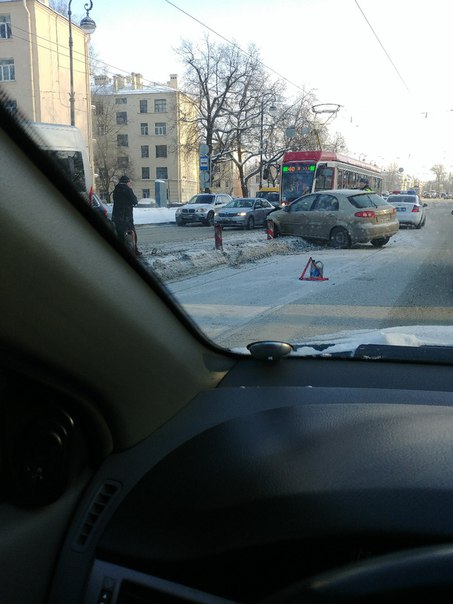 На Каменном острове любитель езды по рельсам устроил лобовое со встречным автомобилем,