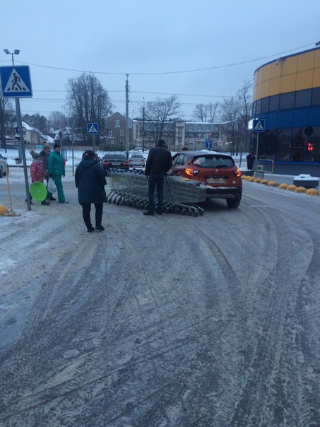 У Лента на Выборгском шоссе тележки Каптюр попал в ДТП с тележками