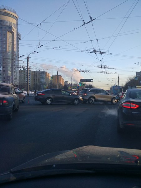 На пересечении Ленинского и Жукова небольшое ДТП устроило большие проблемы для проезжающих через пер...